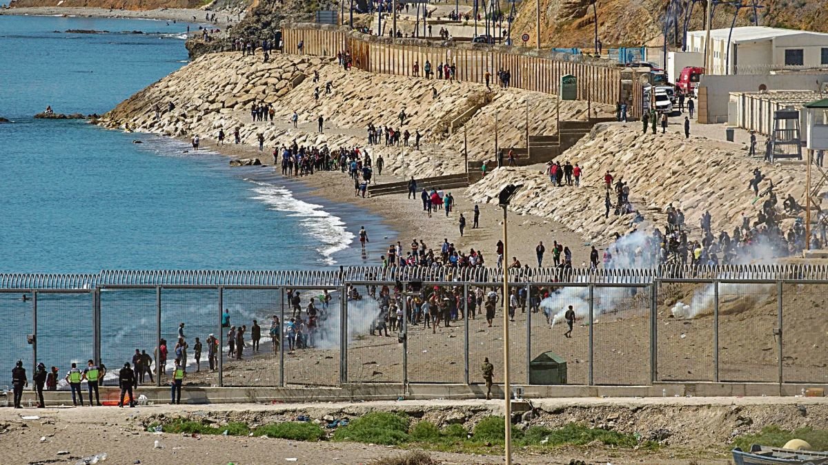 Perímetro fronterizo entre España y Marruecos en la playa del Tarajal, en Ceuta.
