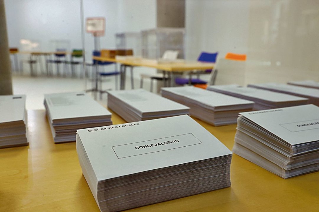Papeletas para las elecciones municipales en un colegio electoral.