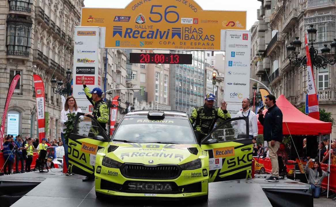 Alberto Iglesias y José Antonio Suárez celebran en lo alto del podio su victoria junto al Skofa Fabia RS Rally 2.