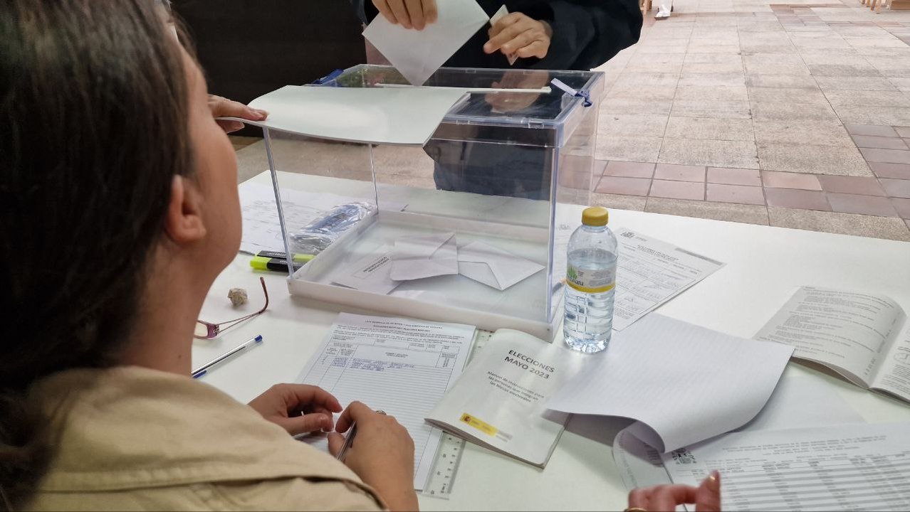 Los primeros electores depositan su voto en la urna. // J.V. Landín
