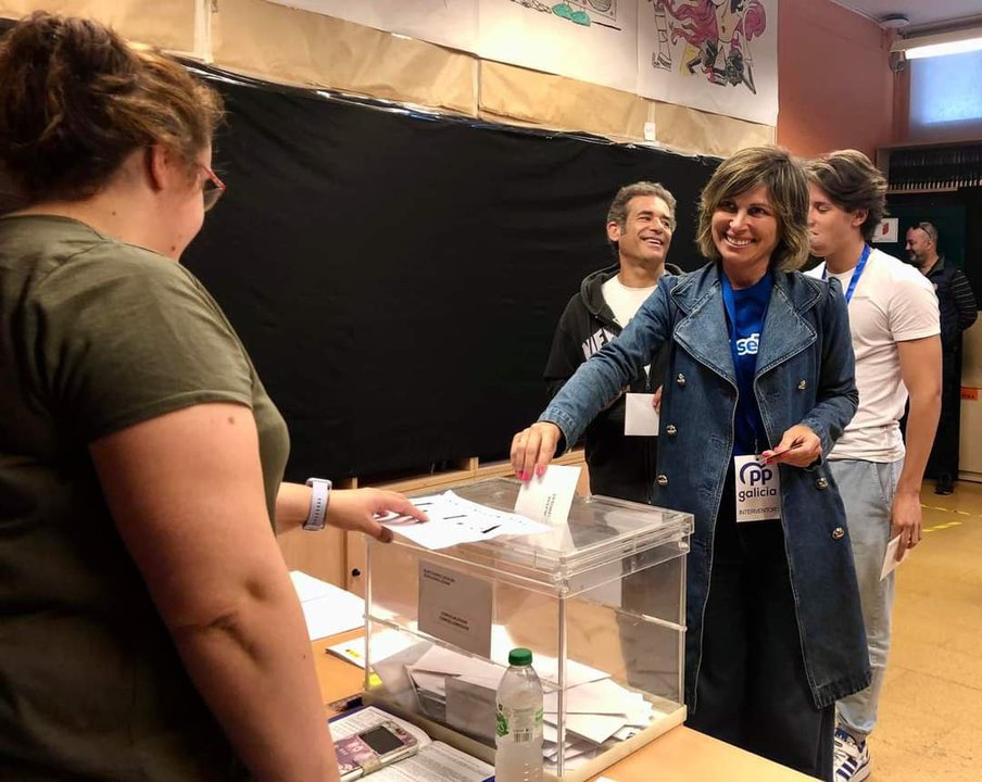 Nava Castro, candidata del PP en Ponteareas, votando.