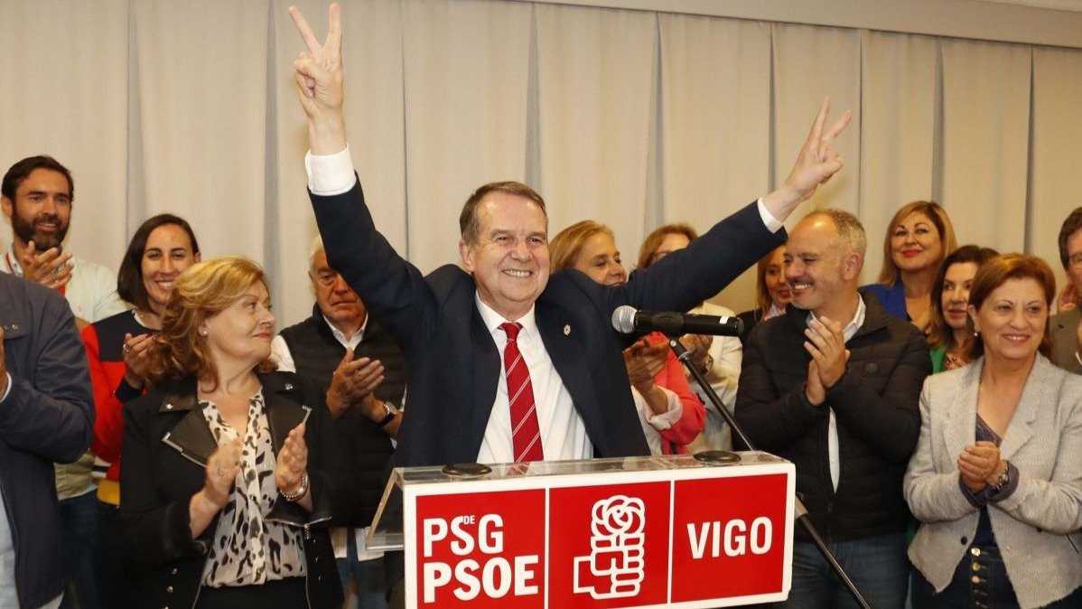 Abel Caballero, con los miembros de su candidatura y su esposa en la celebración de su éxito electoral. // J.V. Landín
