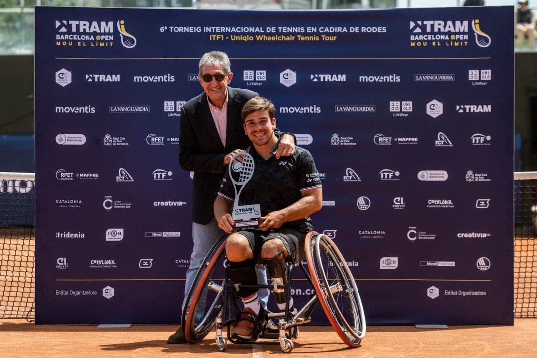 El tenista vigués Martín de la Puente posa con el trofeo de ganador del Tram Barcelona Open.