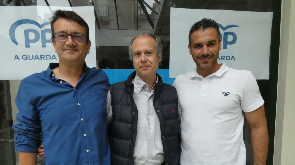 Roberto Carrero (en el centro) con integrantes del PP A Guarda.
