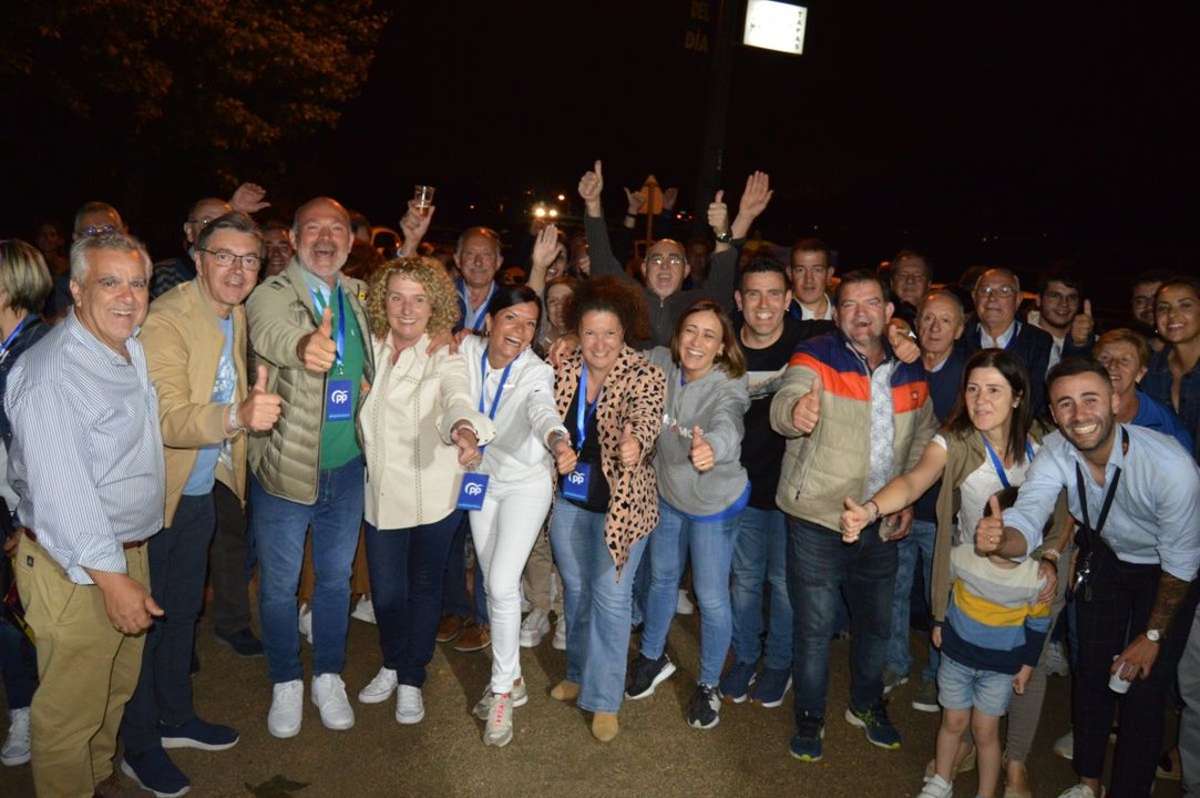 Nidia Arévalo festejando el triunfo del PP en la noche electoral.