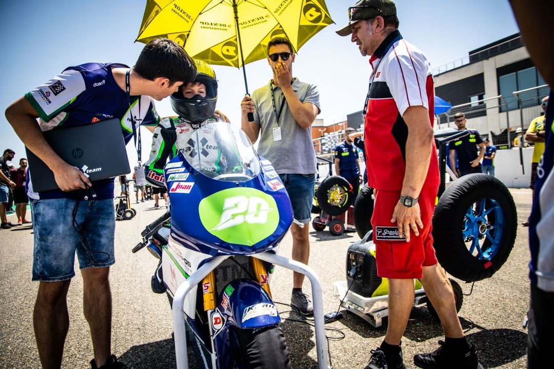 El joven piloto louriñés va cuarto en la general de Moto4 del Campeonato de España de Superbikes.