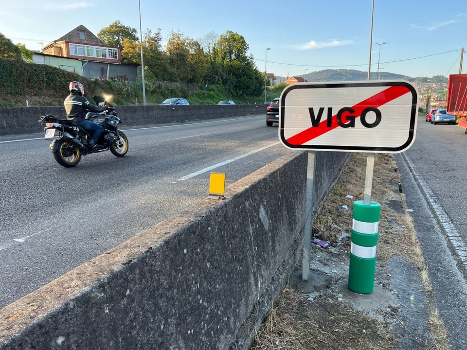 Aquí termina Vigo, señala el cartel de la autovía.