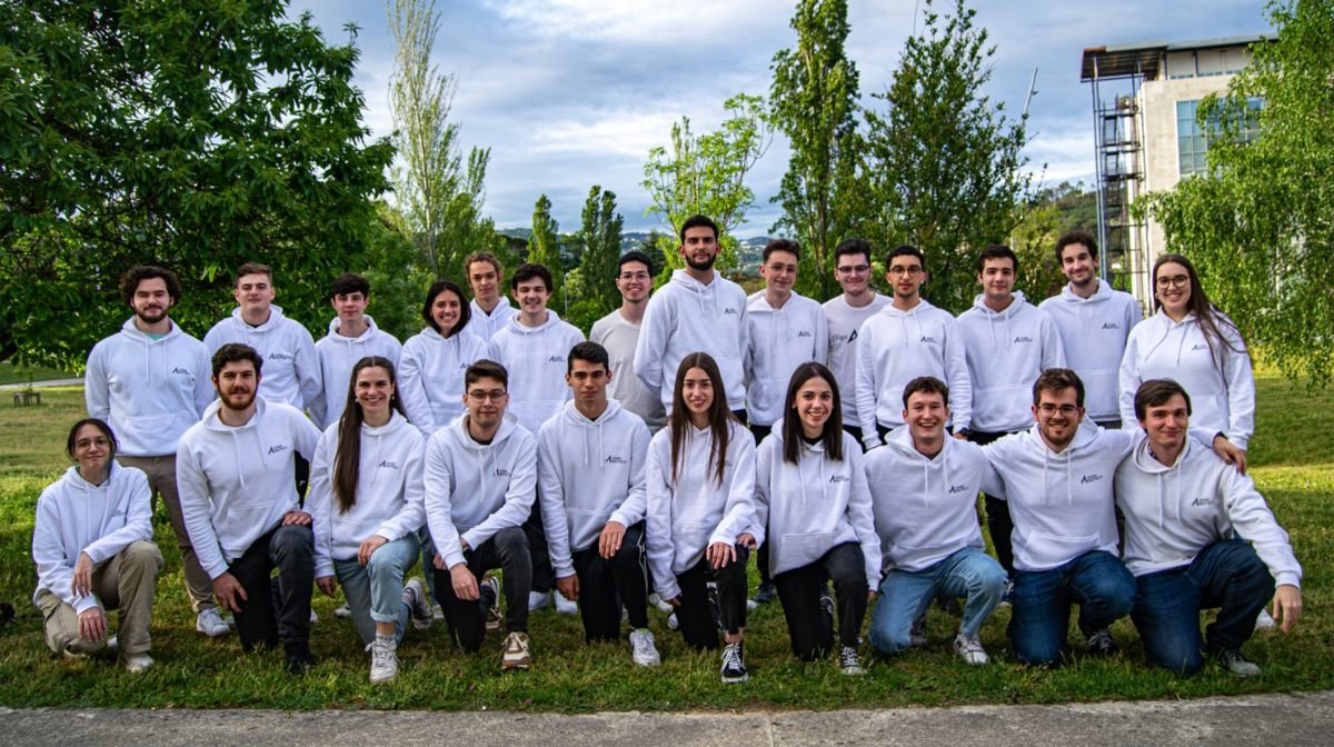 Foto de familia de los 28 estudiantes del equipo UVigo Aerotech.