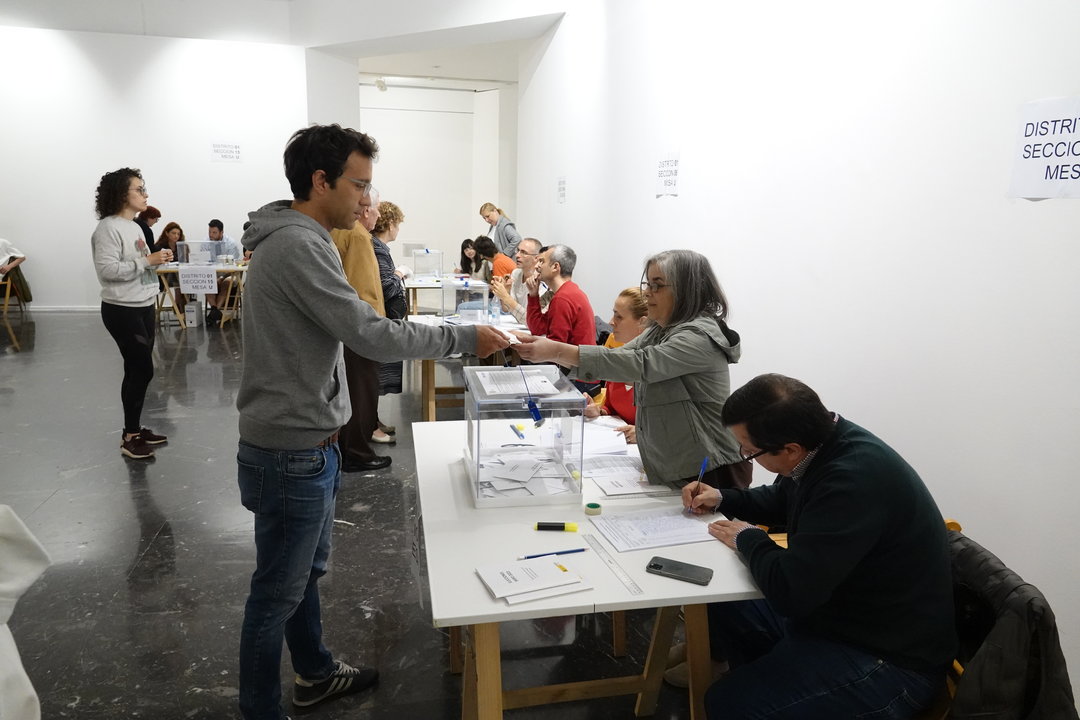 Un elector votando en las pasadas elecciones en Vigo. // Vicente Alonso