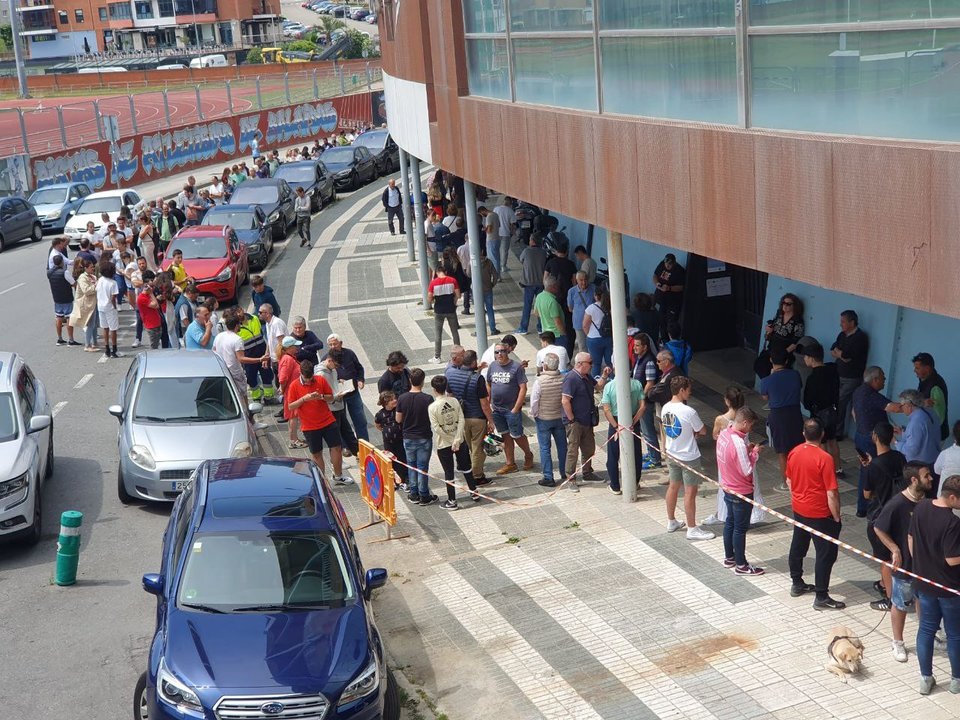 Miles de aficionados hacen cola para conseguir una entrada en Balaídos. // J.V. Landín
