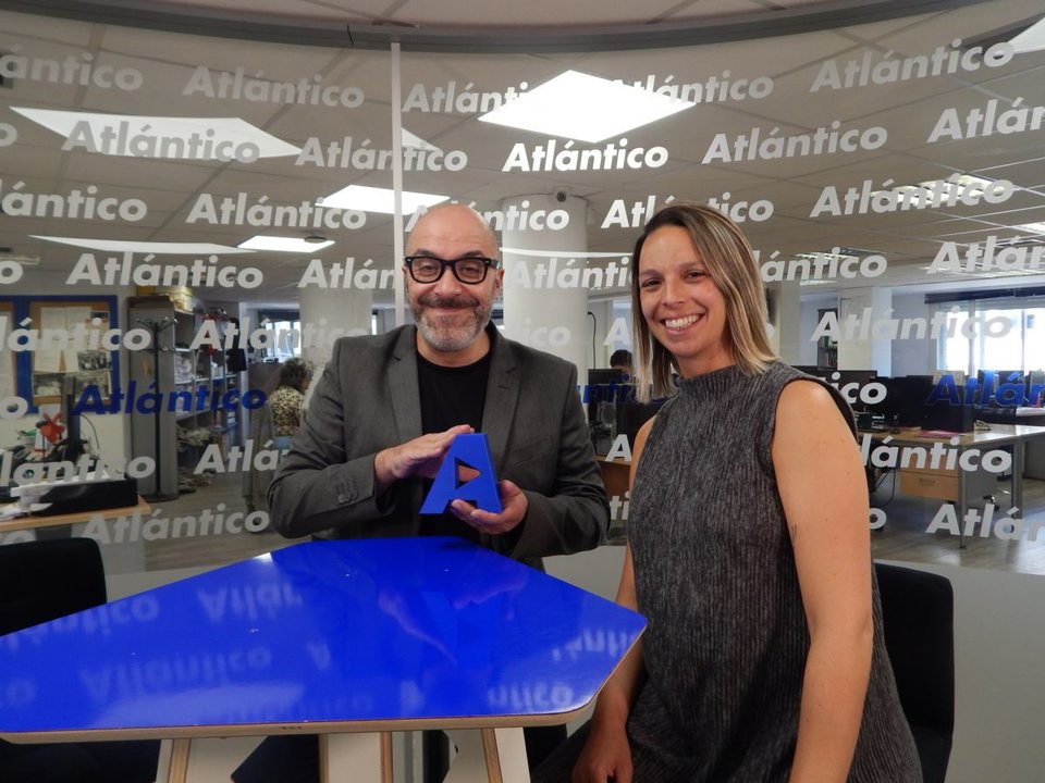 Carlos Veleiro y Eva Rico, en el set de Atlántico TV.