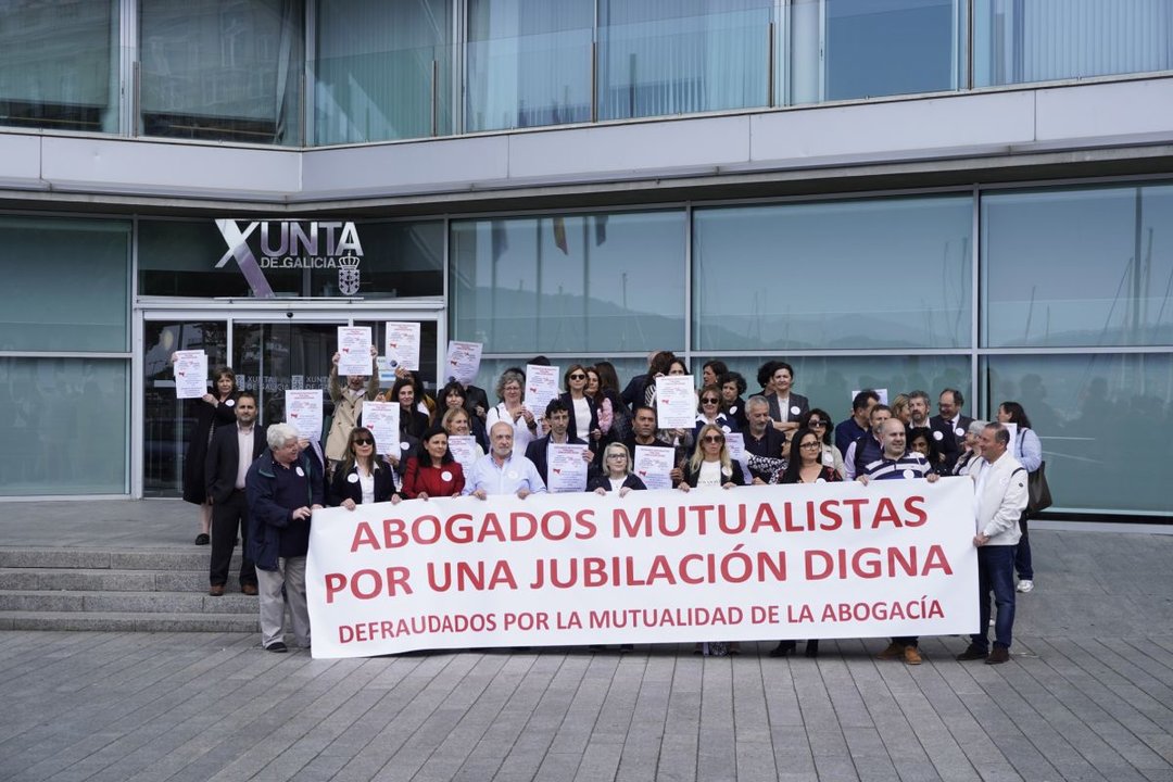 Concentración, ayer, de abogados de Vigo frente al edificio de la Xunta.