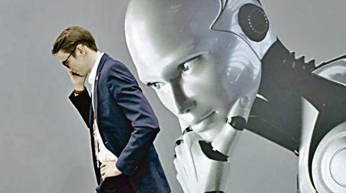 Un hombre pasa ante una imagen de inteligencia artificial.
