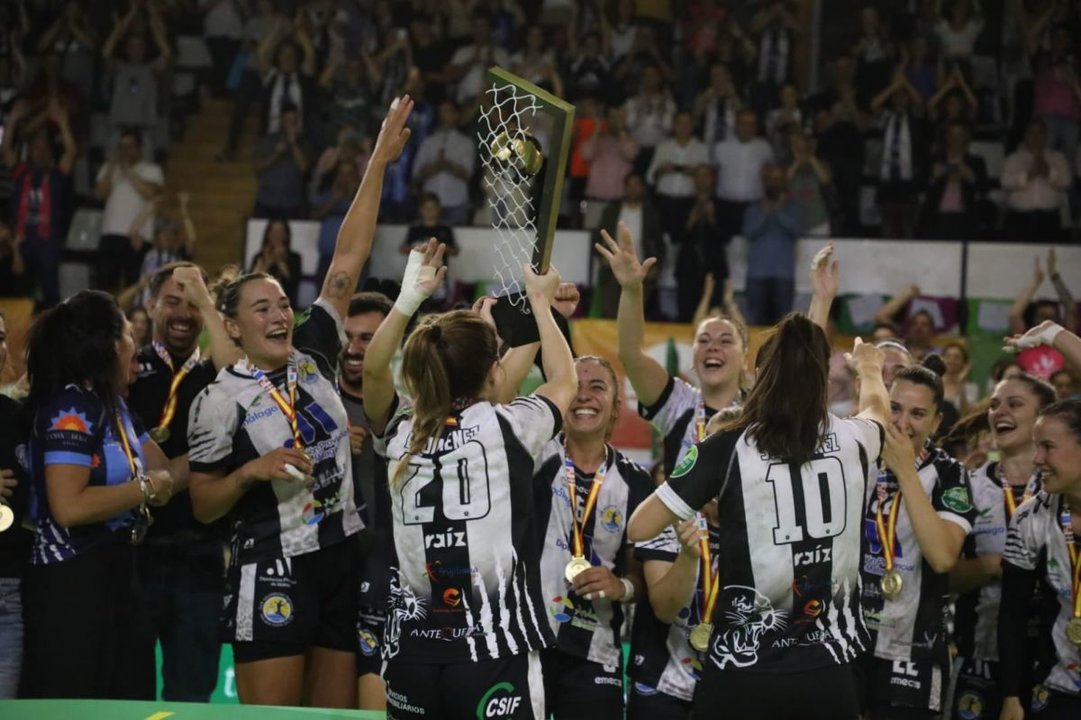 Las jugadoras del Málaga, con Doiro en el centro, celebran el título.