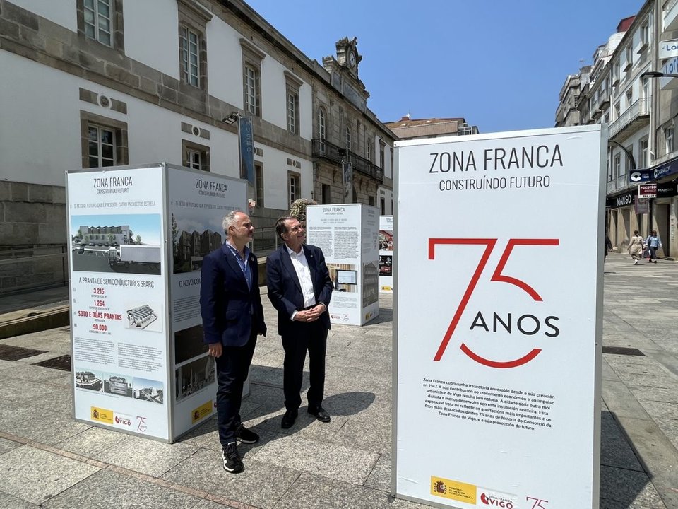 El delegado de Zona Franca y el alcalde, ayer en la exposición.