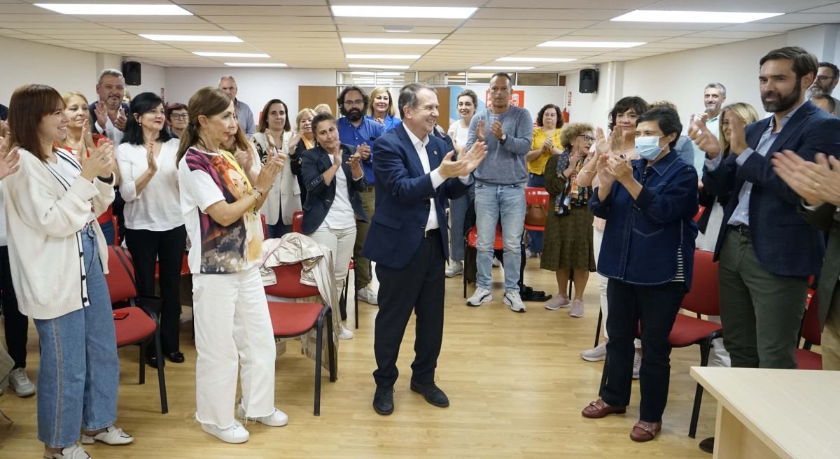 El PSOE vigués celebró ejecutiva local para valorar sus resultados, con aplausos a Caballero.