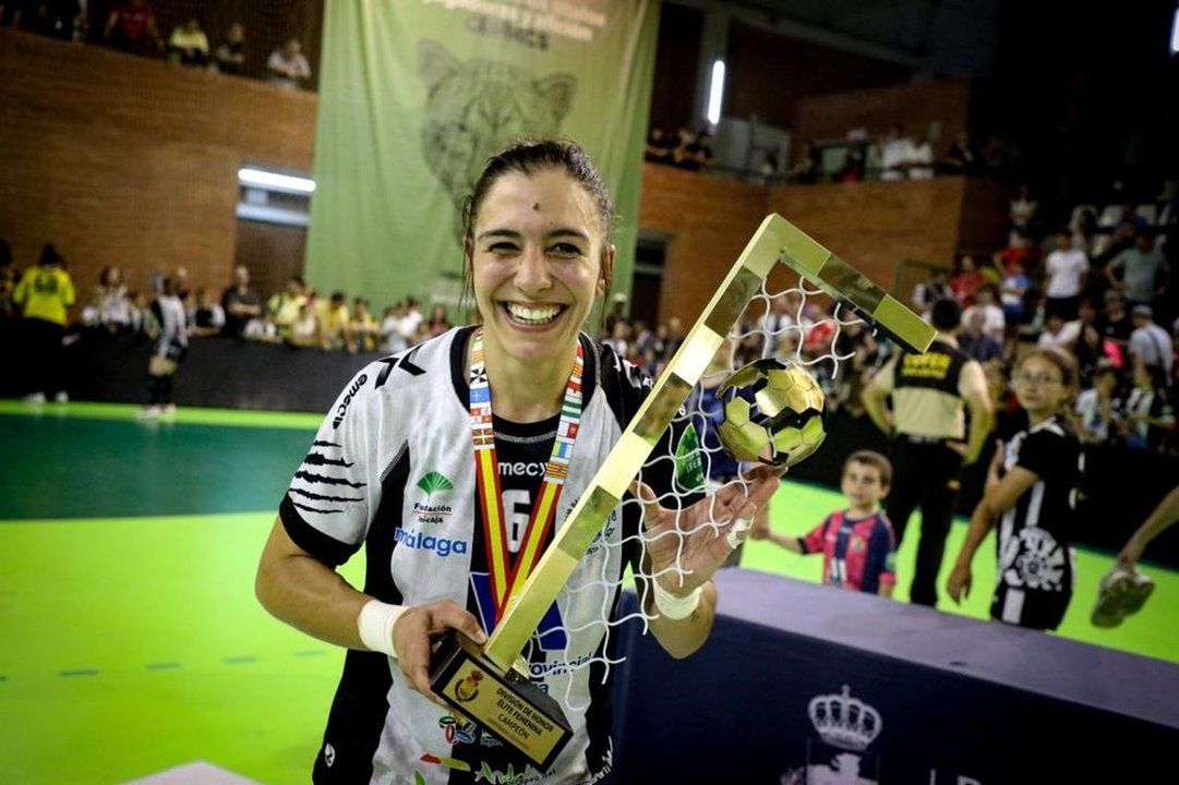 Estela Doiro posa con el trofeo de campeona de División de Honor, que conquistó con el Málaga.