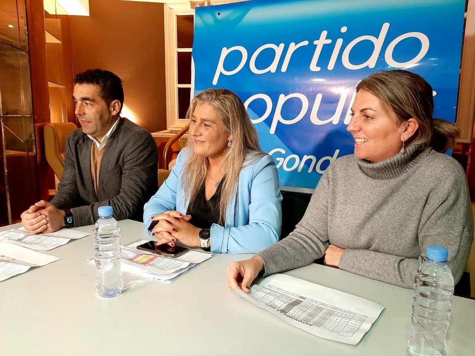 Paula Bouzós, candidata del PP, durante la pasada campaña electoral en Gondomar.