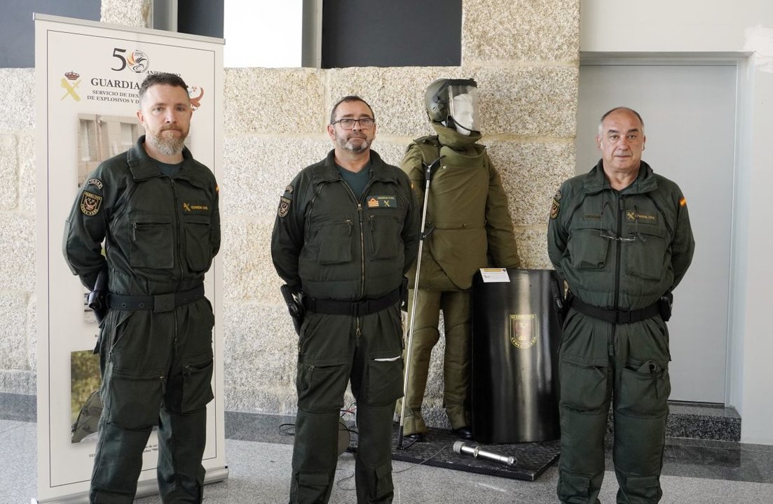 El jefe de explosivos, en el centro, junto con otros dos miembros de la Sedex-NRBQ de la Guardia Civil.