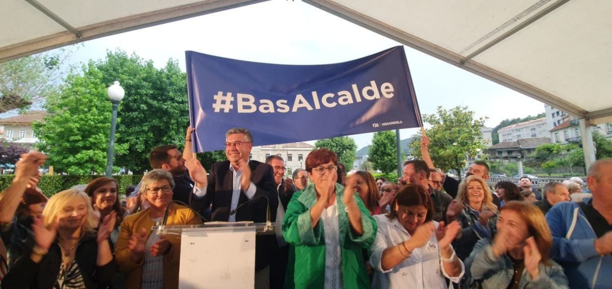 Javier Bas, con militantes y simpatizantes del PP de Redondela.