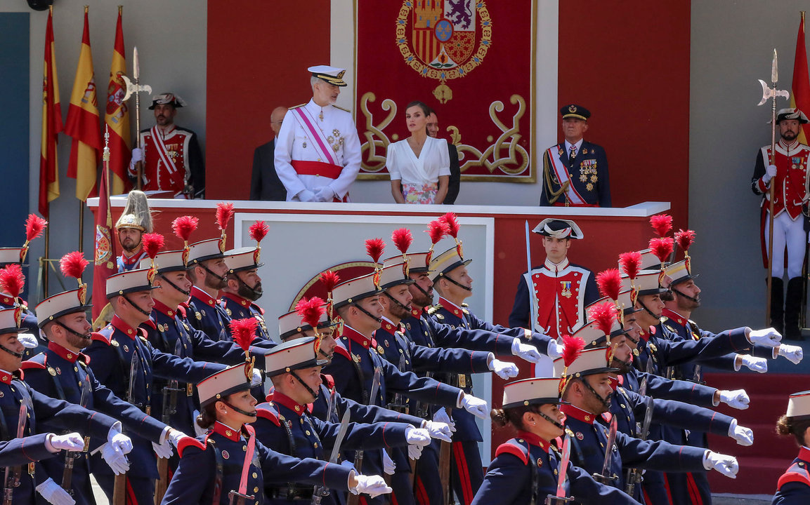 Los reyes, Felipe y Letizia durante el desfile del Día de las Fuerzas Armadas este sábado en Granada. // EFE/ Pepe Torres