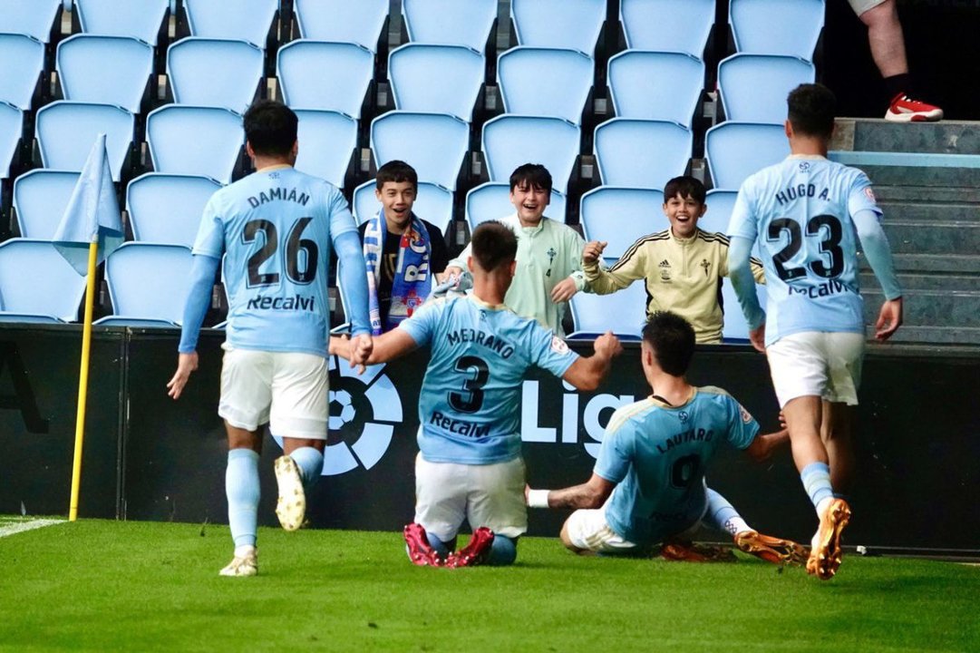 Lauti celebró con Damián, Medrano, Hugo Álvarez y tres pequeños aficionados el primer gol de su hat-trick.