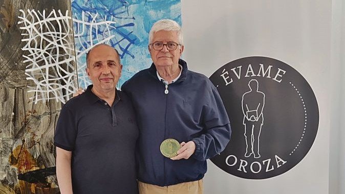 Javier Romero fixo entrega onte da medalla a César Portela.