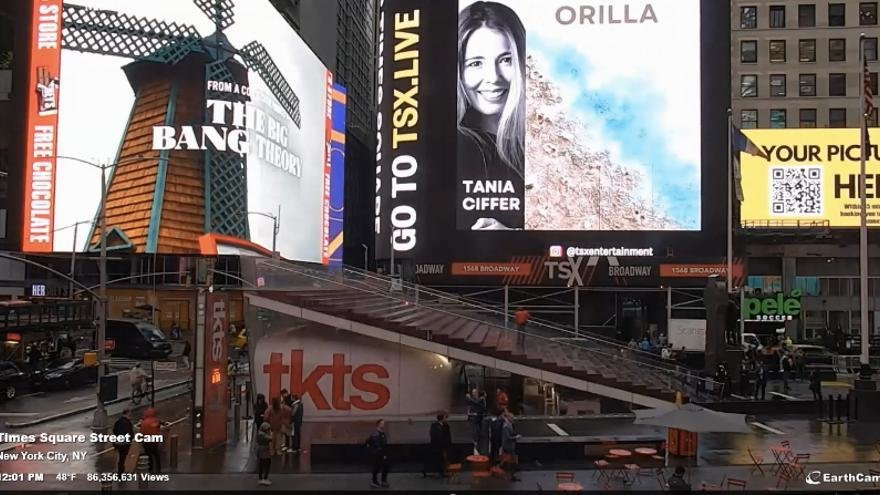 Imagen de la viguesa Tania Ciffer y su obra “Orilla” en la plaza neoyorkina de Times Square.