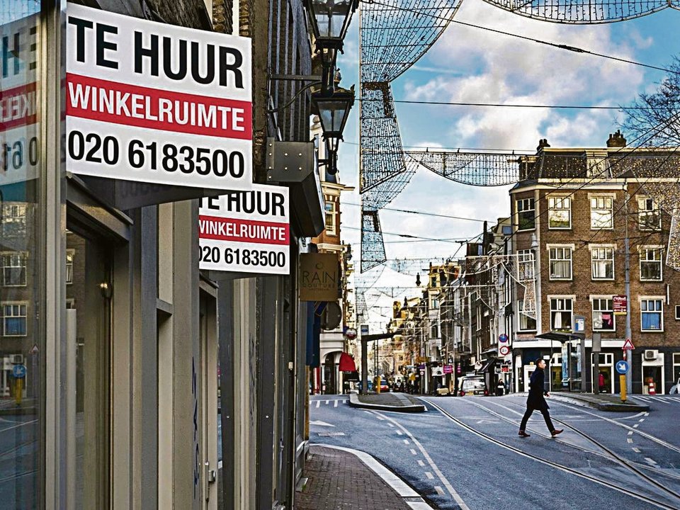 Carteles de “se alquila” en las calles de Ámsterdam.