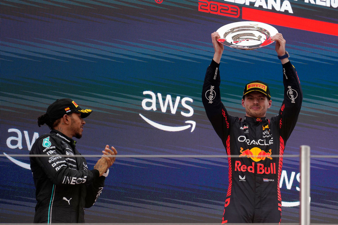 El piloto neerlandés Max Verstappen en el podio del Gran Premio de España de Fórmula 1. // EFE/Enric Fontcuberta