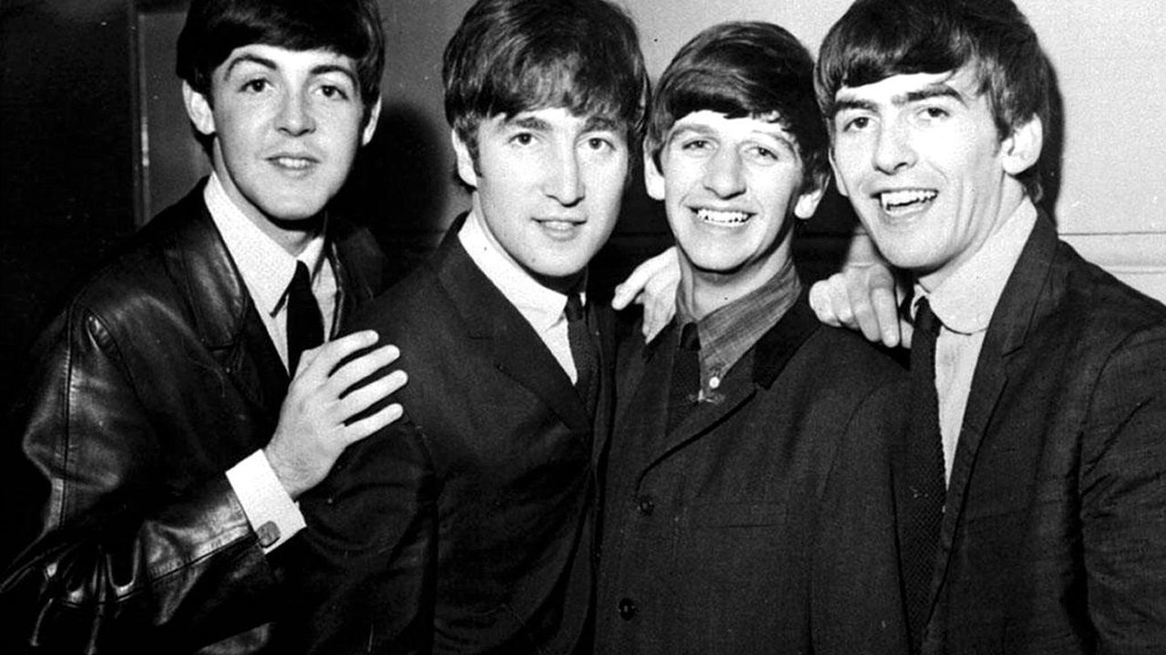 Los Beatles en la época en que entraron a registrar su primer disco de larga duración. Se llamó Please please me y fue grabado en un día.