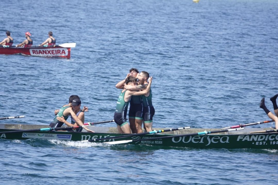Los remeros juveniles de Samertolameu se abrazan al terminar su regata en la que consiguieron la medalla de oro.