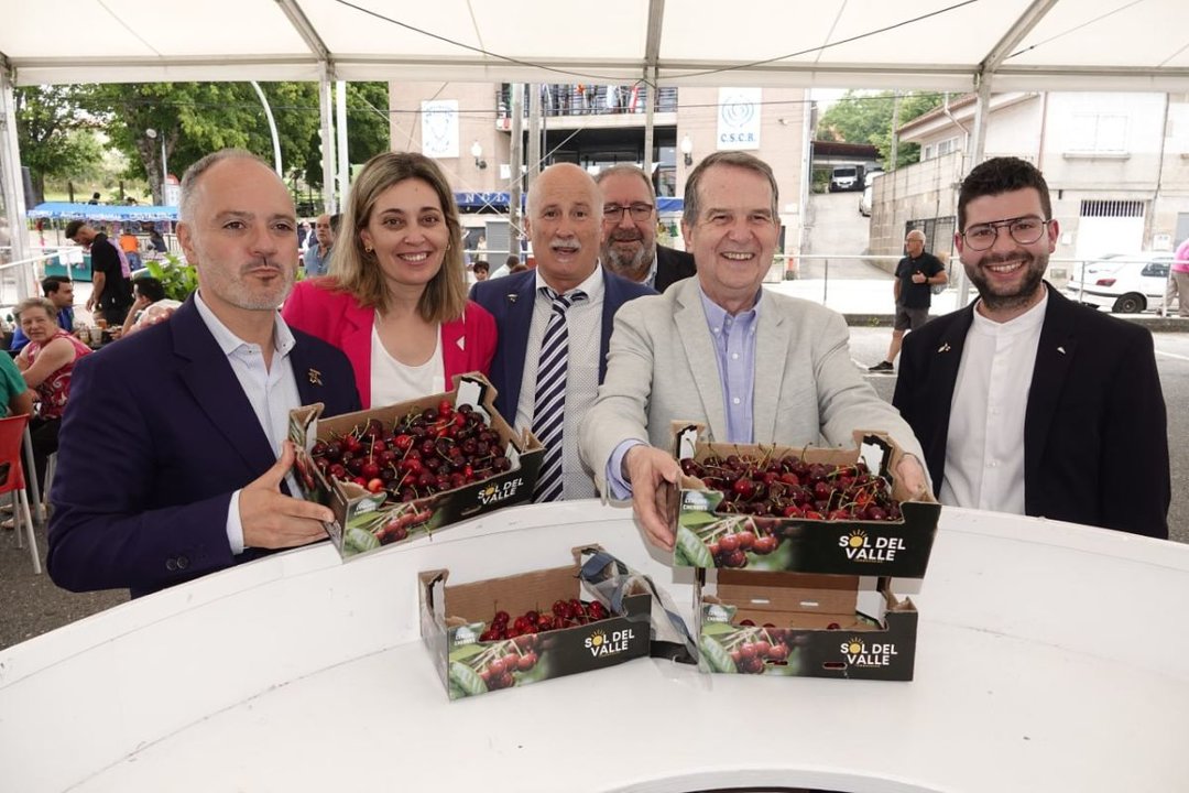 El alcalde Abel Caballero con cajas de cerezas