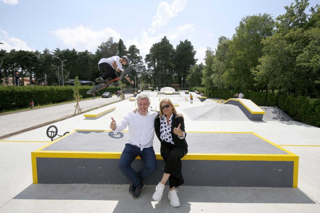 Luis Piña y Carmela Silva  visitando ayer el nuevo skate park y pump track.