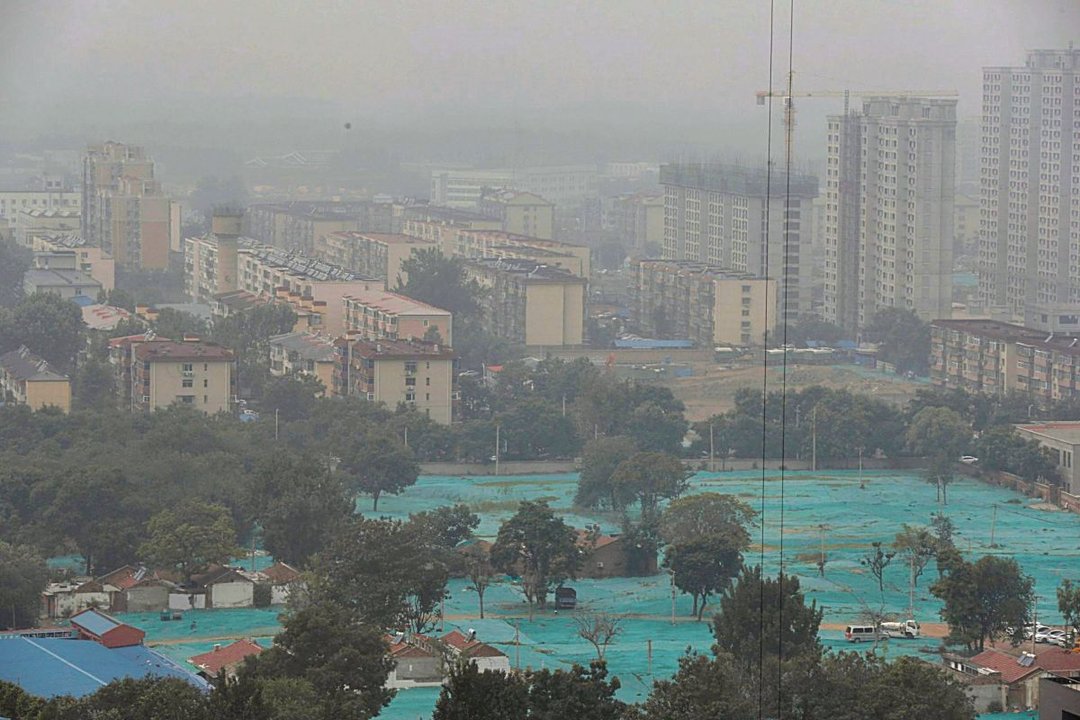 El esmog, un tipo de contaminación atmosférica, cubre Pekín.