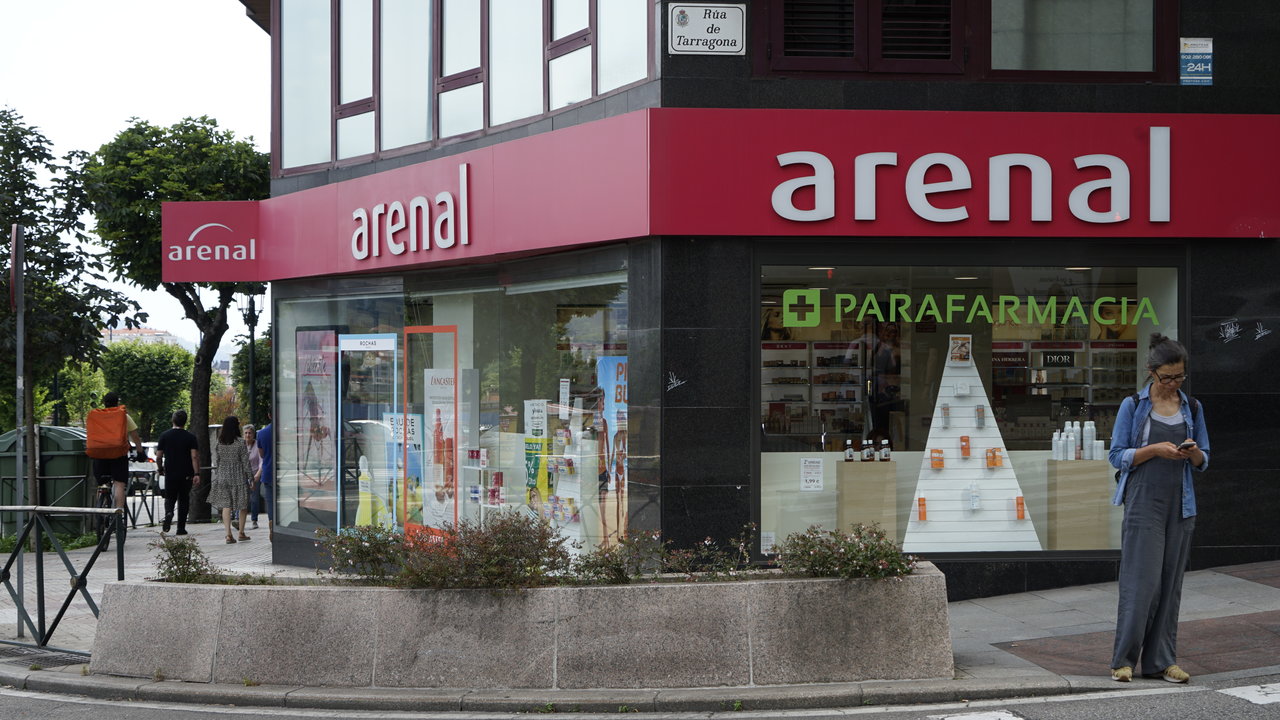 Una de las tiendas que Arenal tiene en Vigo, en la calle Gran Vía. // J.V. Landín