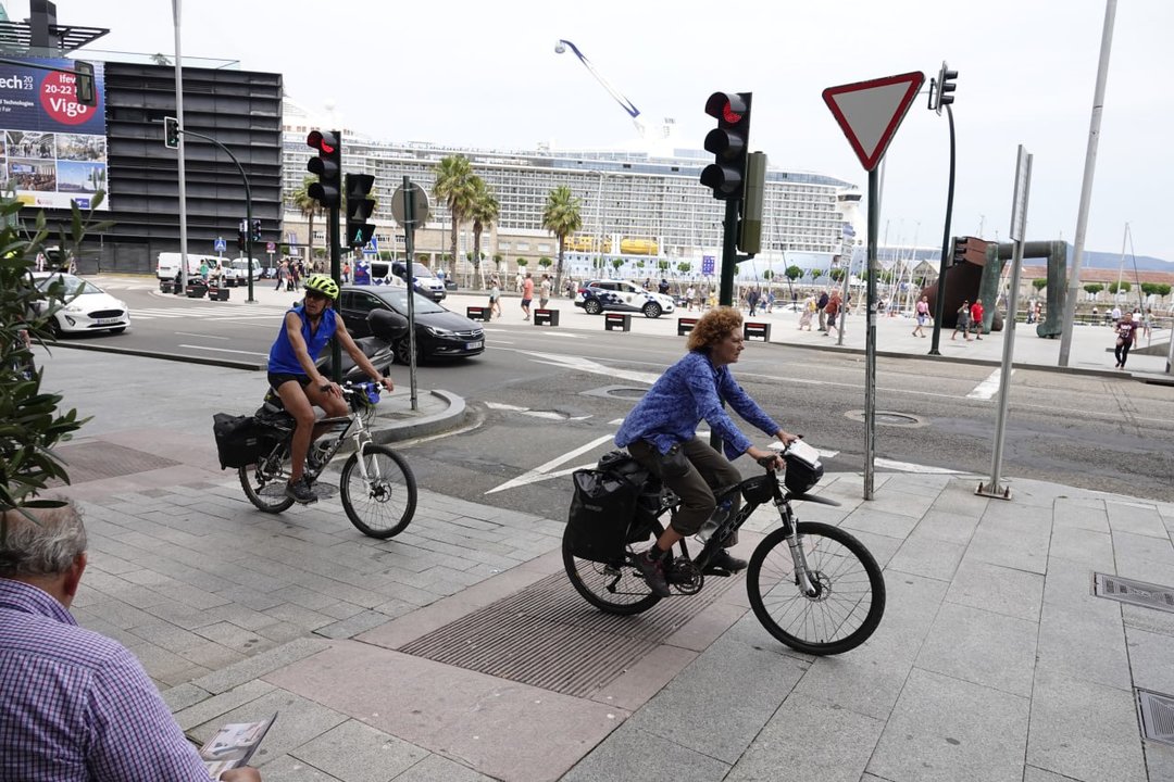 Dos usuarios de bicicleta en el entorno del puerto de Vigo. // Vicente Alonso