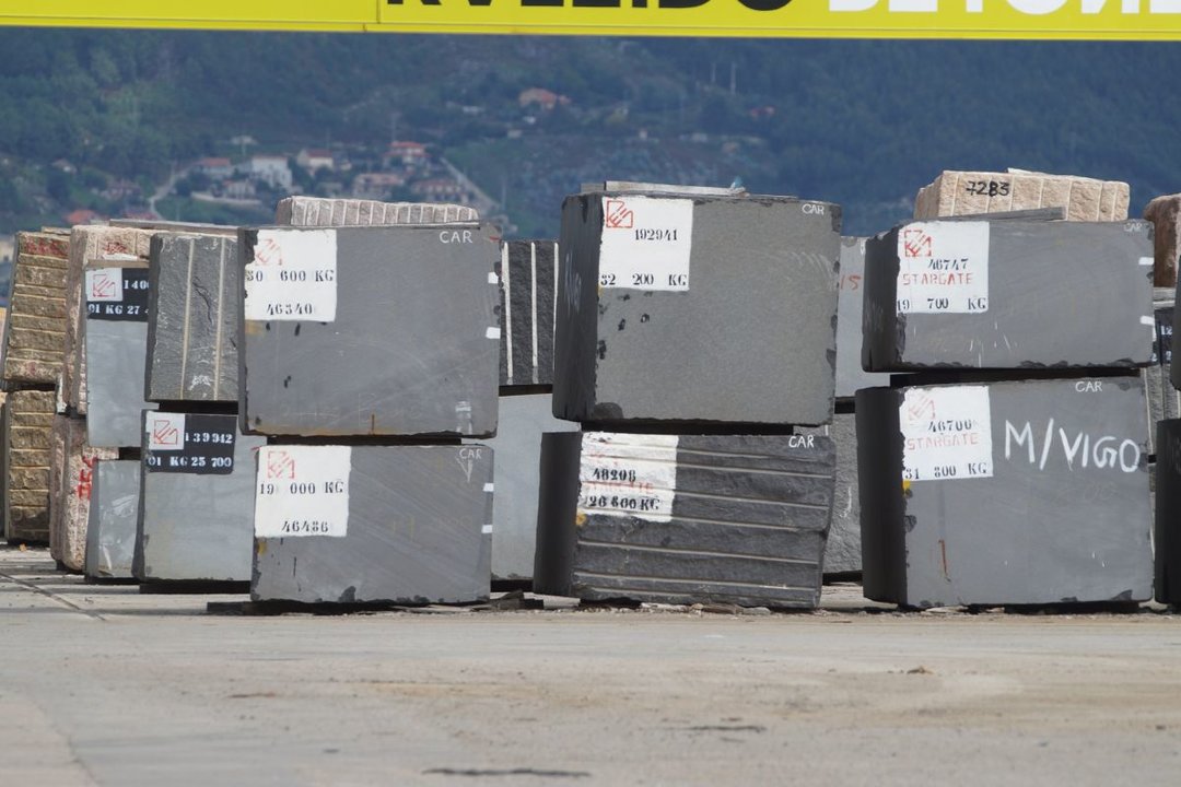 Bloques de granito, listos para su exportación en el muelle de Arenal en el puerto de Vigo.