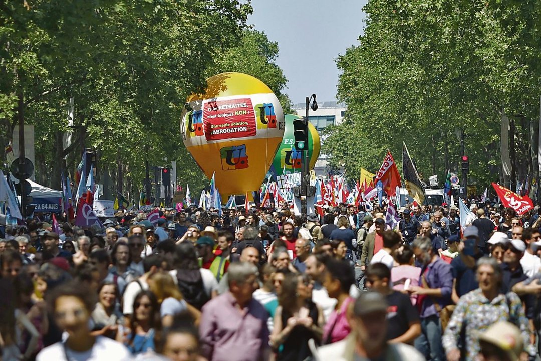 Miles de manifestantes protestan en París contra la reforma de pensiones de Macron.