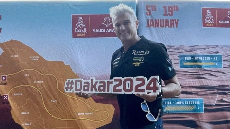 El piloto vigués posa en la presentación del Dakar 2024.