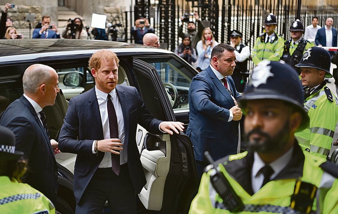 El príncipe Enrique ayer, a su llegada al Tribunal Superior de Londres.