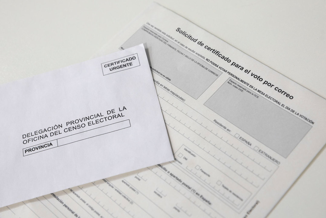 Solicitud de certificado para el voto por correo en una oficina postal. // EFE