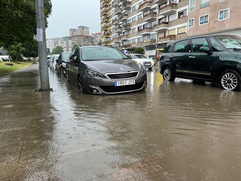 Las lluvias torrenciales se acumulan en las calzadas y aceras de Vigo este jueves. // Alberte