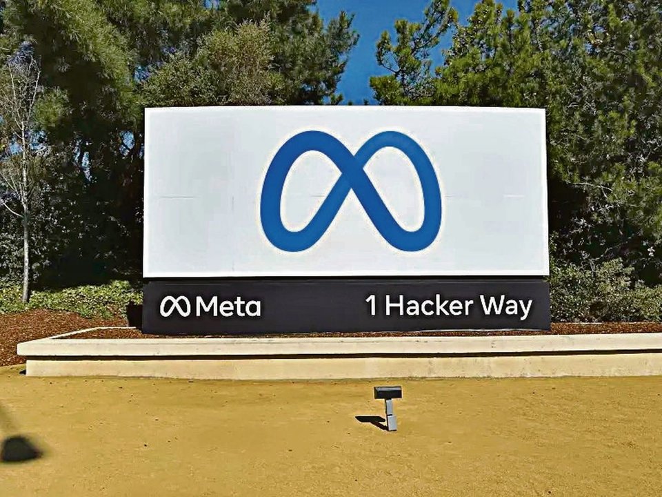 El logo de Meta, el conglomerado tecnológico que agrupa a Facebook, Instagram y WhatsApp, en la entrada de su sede en Menlo Park (California, EEUU).