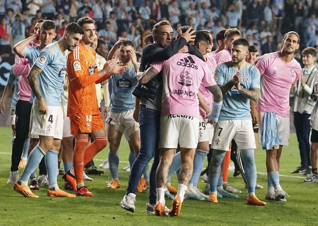 Carlos Carvalhal abraza a Hugo Mallo tras el partido del pasado domingo contra el Barcelona.
