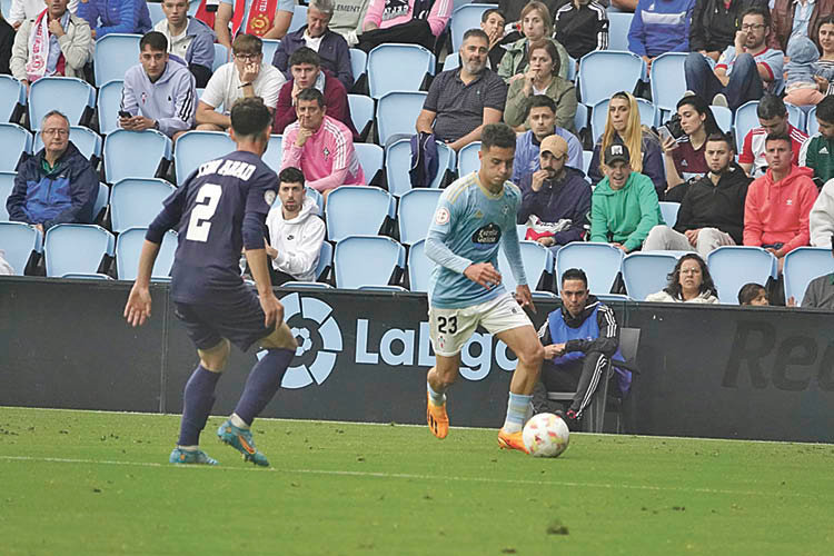 Hugo Álvarez avanza con el balón en el partido de ida ante el Eldense, disputado en Balaídos.