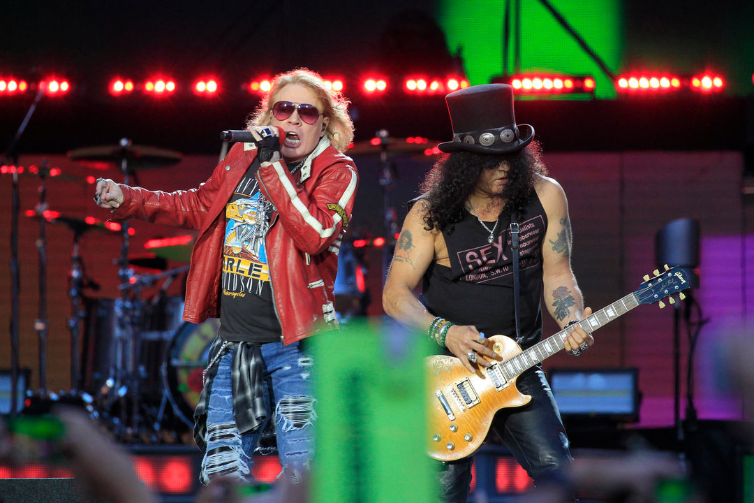 Los integrantes del grupo estadounidense Guns N´Roses, Axl Rose y Slash, en una foto de archivo, durante una actuación en Madrid. // EFE