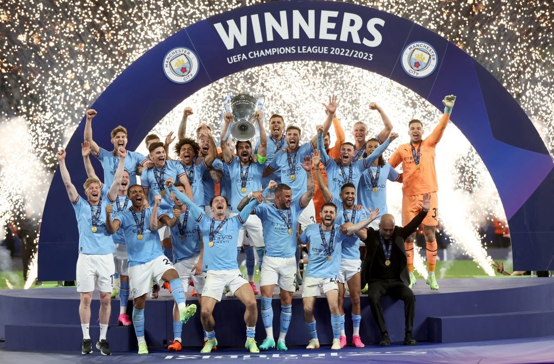 Los jugadores y el entrenador del Manchester City, Pep Guardiola, celebran el título en Estambul.