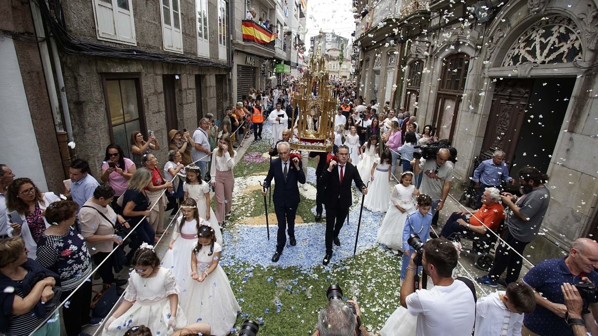 La procesión con la Custodia con el Santísimo, por las calles de Ponteareas alfombradas de flores y bajo una lluvia de pétalos, como es tradición.