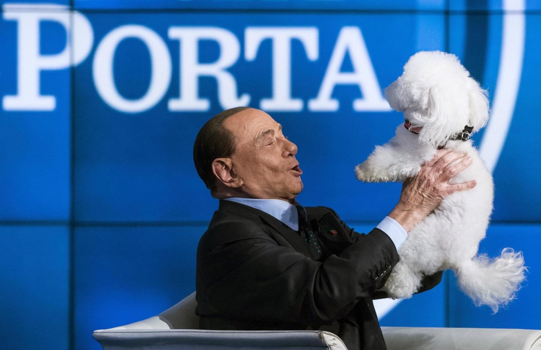 Imagen de archivo de Silvio Berlusconi con un perro. // EFE